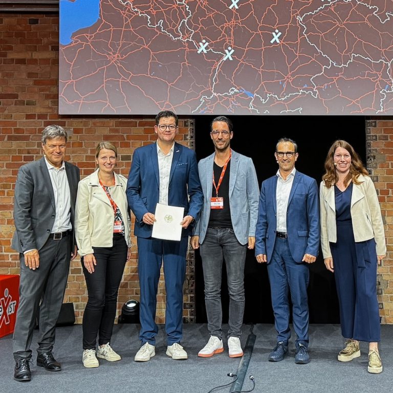 Zu sehen sind mehrere Personen des Projektteams NXTGN, rechts steht Robert Habeck.