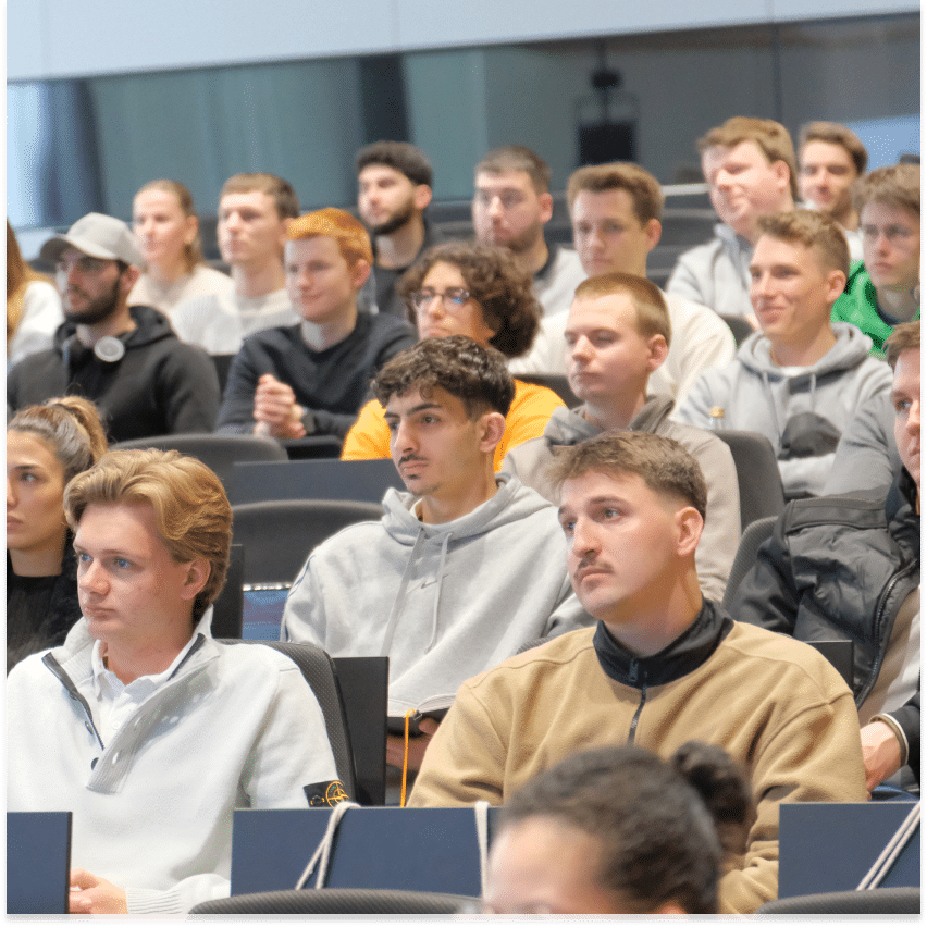 Zu sehen sind Zuschauer:innen beim INNO Festival 2023.