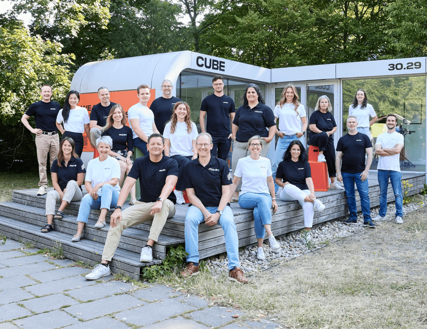 Zu sehen sind mehrere Personen beim CXO DINNER 2023, die sich unterhalten.