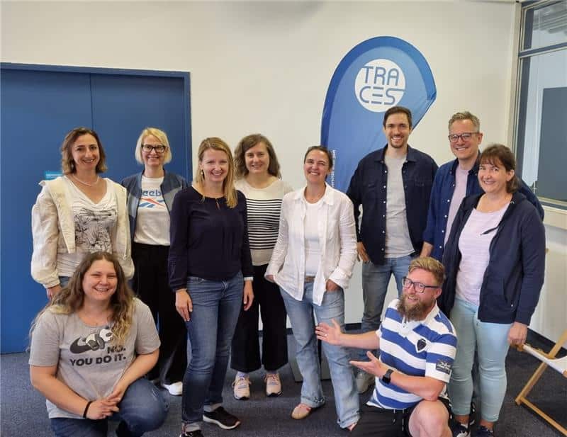 Zu sehen sind mehrere Personen beim CXO DINNER 2023, die sich unterhalten.