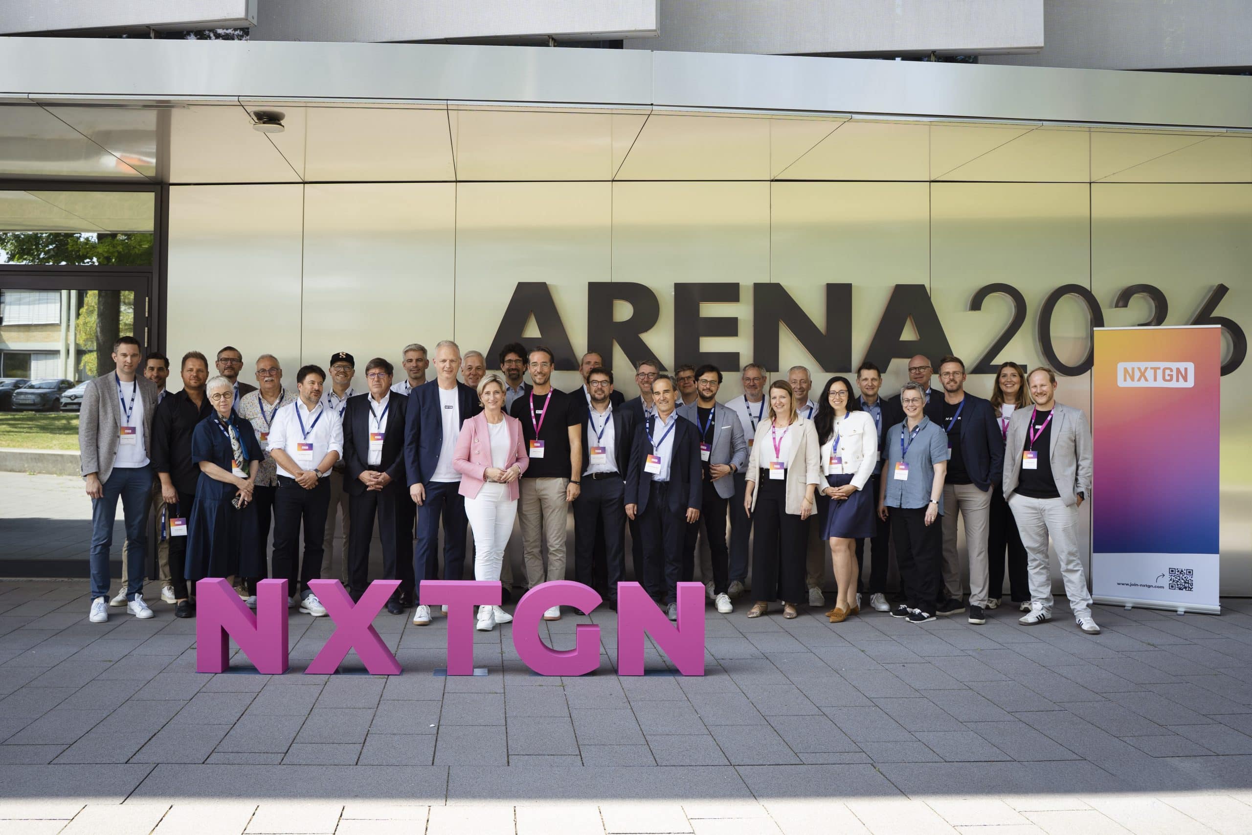 Zu sehen sind mehrere Personen beim CXO DINNER 2023, die sich unterhalten.